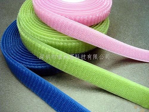 深圳市瑞鴻富科技有限公司是集于研發(fā)生產(chǎn)尼龍粘扣帶魔術(shù)貼、射出勾魔術(shù)貼、蘑菇頭魔術(shù)貼、細軟勾魔術(shù)貼、勾毛同體魔術(shù)貼、不抓毛魔術(shù)貼、發(fā)卷帶魔術(shù)貼、高周波電壓魔術(shù)貼、阻燃型防火魔術(shù)貼、背靠背粘扣帶,魔術(shù)貼捆綁帶,魔術(shù)貼扎帶、背膠沖型魔術(shù)貼、松緊彈力魔術(shù)貼、3M魔術(shù)貼、魔術(shù)布/OK布、注塑袖口魔術(shù)貼、3D VR眼鏡頭帶、運動器材魔術(shù)貼、醫(yī)用魔術(shù)貼、數(shù)據(jù)線收納皮扣、研磨片魔術(shù)貼、特殊魔術(shù)貼等產(chǎn)品為粘扣扎帶提供最好的解決方案定制加工的大型廠家之一