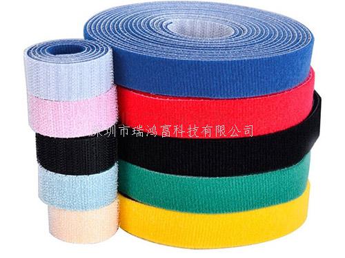 深圳市瑞鴻富科技有限公司魔術(shù)貼扎帶廠家 產(chǎn)品介紹:背對背型魔術(shù)貼(粘扣帶)/ 魔術(shù)貼綁線帶特性及用途:采用進(jìn)口膠將魔術(shù)貼毛面與勾面(A+B),進(jìn)行復(fù)合,使毛勾不在同一面上。用在電線電纜、光纖光纜、玩具、電子電器等。也可按客人要求設(shè)計(jì)樣式.或供應(yīng)原材料,自行裁切。還可印刷公司LOGO、網(wǎng)址及廣告促銷信息等。 材質(zhì): 1、粘扣布背對塑膠勾 2、粘扣布背對普通勾 3、普通毛背對普通勾 4、粘扣布背對蘑菇勾 5、不抓毛背普通勾等; 尺寸:規(guī)格有多種,按客要求生產(chǎn)不同規(guī)格長度,如有需要,可來電索樣。顏色:現(xiàn)有顏色為黑、白、紅、黃、藍(lán)、綠等色,特殊顏色量量大可訂做.環(huán)保:本產(chǎn)品依據(jù)《進(jìn)出口染色紡織品和皮革制品中禁用偶氮染料的檢驗(yàn)方法》標(biāo)準(zhǔn)進(jìn)行檢測。不含偶氮及其它23種有害物質(zhì)。符合歐洲ROHS標(biāo)準(zhǔn)。-專業(yè)生產(chǎn)魔術(shù)貼捆綁帶,提供魔術(shù)貼捆綁帶產(chǎn)品圖片了解,魔術(shù)貼捆綁帶生產(chǎn)廠家 深圳市瑞鴻富科技有限公司魔術(shù)貼扎帶廠家 產(chǎn)品介紹:背對背型魔術(shù)貼(粘扣帶)/ 魔術(shù)貼綁線帶特性及用途:采用進(jìn)口膠將魔術(shù)貼毛面與勾面(A+B),進(jìn)行復(fù)合,使毛勾不在同一面上。用在電線電纜、光纖光纜、玩具、電子電器等。也可按客人要求設(shè)計(jì)樣式.或供應(yīng)原材料,自行裁切。還可印刷公司LOGO、網(wǎng)址及廣告促銷信息等。 材質(zhì): 1、粘扣布背對塑膠勾 2、粘扣布背對普通勾 3、普通毛背對普通勾 4、粘扣布背對蘑菇勾 5、不抓毛背普通勾等; 尺寸:規(guī)格有多種,按客要求生產(chǎn)不同規(guī)格長度,如有需要,可來電索樣。顏色:現(xiàn)有顏色為黑、白、紅、黃、藍(lán)、綠等色,特殊顏色量量大可訂做.環(huán)保:本產(chǎn)品依據(jù)《進(jìn)出口染色紡織品和皮革制品中禁用偶氮染料的檢驗(yàn)方法》標(biāo)準(zhǔn)進(jìn)行檢測。不含偶氮及其它23種有害物質(zhì)。符合歐洲ROHS標(biāo)準(zhǔn)。-專業(yè)生產(chǎn)魔術(shù)貼捆綁帶,提供魔術(shù)貼捆綁帶產(chǎn)品圖片了解,魔術(shù)貼捆綁帶生產(chǎn)廠家