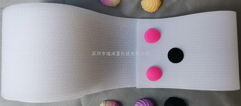 深圳市瑞鴻富科技有限公司是集于生產(chǎn)研發(fā)尼龍粘扣帶魔術(shù)貼，射出勾魔術(shù)貼，蘑菇頭魔術(shù)貼，細(xì)軟勾魔術(shù)貼，勾毛同體魔術(shù)貼，不抓毛魔術(shù)貼，發(fā)卷帶魔術(shù)貼，高周波電壓魔術(shù)貼，阻燃型防火魔術(shù)貼，背靠背粘扣魔術(shù)貼捆綁扎帶，背膠沖型魔術(shù)貼，松緊彈力魔術(shù)貼,, 3M魔術(shù)貼，魔術(shù)布/ OK布，注塑袖口魔術(shù)貼，3D VR眼鏡頭帶，運(yùn)動器材魔術(shù)貼，醫(yī)用魔術(shù)貼，數(shù)據(jù)線收納皮扣，研磨片魔術(shù)貼，特殊魔術(shù)貼等產(chǎn)品為粘扣捆綁扎帶提供好的解決方案定制加工的大型廠家之一