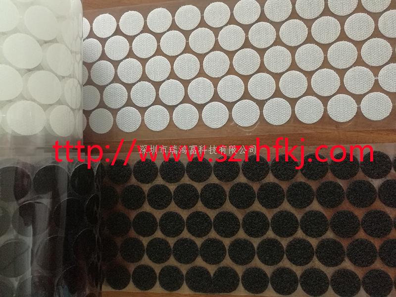 深圳市瑞鴻富科技有限公司耐高溫背膠魔術貼 背膠魔術貼是指在普通魔術貼和特殊魔術貼帶子本身的基礎上,經(jīng)過高溫背膠熱熔機,將膠水熔解在普通魔術貼和特殊魔術貼帶子的背面,再貼上一層油性離型紙,就是成品的背膠魔術貼。 1.背膠魔術貼有分普通的熱熔膠水,其熔化點較低,適合低溫環(huán)境和冬季使用,其粘著力一般,持有力也比較一般; 2.另一種是耐高溫熱熔膠,熔化點較高,適合夏季和一些高溫機械上使用,粘著力比較強,粘著后的持有力也比較強; 3.還有一種為背膠產(chǎn)品,即利用膠裁剪成相應規(guī)格粘附魔術貼產(chǎn)品背面,屬于相對特殊高檔的加工產(chǎn)品! 深加工分為幾種,最常見的是25米/卷或者50碼/卷直接出貨的,還有是加工切片,按客戶要求切成一定長度的尺寸,再有是沖型,也是按客戶要求進行沖型,也有按照復合工藝的背膠方式,類似大家所常見的背靠背等,還有是有些客戶要不規(guī)則的寬度時就需要用分條,把較寬的材料分條成客戶要求的寬度,有一些還需要分條后再加工切片等等深加工 深圳市瑞鴻富科技有限公司耐高溫背膠魔術貼 背膠魔術貼是指在普通魔術貼和特殊魔術貼帶子本身的基礎上,經(jīng)過高溫背膠熱熔機,將膠水熔解在普通魔術貼和特殊魔術貼帶子的背面,再貼上一層油性離型紙,就是成品的背膠魔術貼。 1.背膠魔術貼有分普通的熱熔膠水,其熔化點較低,適合低溫環(huán)境和冬季使用,其粘著力一般,持有力也比較一般; 2.另一種是耐高溫熱熔膠,熔化點較高,適合夏季和一些高溫機械上使用,粘著力比較強,粘著后的持有力也比較強; 3.還有一種為背膠產(chǎn)品,即利用膠裁剪成相應規(guī)格粘附魔術貼產(chǎn)品背面,屬于相對特殊高檔的加工產(chǎn)品! 深加工分為幾種,最常見的是25米/卷或者50碼/卷直接出貨的,還有是加工切片,按客戶要求切成一定長度的尺寸,再有是沖型,也是按客戶要求進行沖型,也有按照復合工藝的背膠方式,類似大家所常見的背靠背等,還有是有些客戶要不規(guī)則的寬度時就需要用分條,把較寬的材料分條成客戶要求的寬度,有一些還需要分條后再加工切片等等深加工