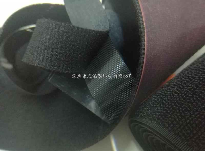 粘扣帶又稱(chēng)魔術(shù)貼行業(yè)術(shù)語(yǔ)稱(chēng)子母扣。是箱包服飾上常用的一種連接輔料。它分公母兩面：一面是細(xì)軟的纖維，另一面是帶有勾刺的彈性纖維。公母相扣，在受到一定橫力的情況下，富有彈性的勾被拉直，從絨圈上松掉而打開(kāi)，然后又恢復(fù)原有的勾型，如此反復(fù)開(kāi)合可達(dá)一萬(wàn)次之多。 產(chǎn)品廣泛用于服裝、鞋子、帽子、手套、皮包、沙發(fā)、車(chē)船、座墊、航空用品、雨披、窗簾、玩具、睡袋、體育運(yùn)動(dòng)器材、音響器材、醫(yī)療器械、帳篷、小輪車(chē)護(hù)套、各類(lèi)軍工產(chǎn)品、電子電線、充電器、陳列用具等 瑞鴻富科技公司長(zhǎng)期與LENOVO、HP MOTOROLA、SAMSUNG、SONY ERICSSON、SIEMENS、LG等相關(guān)業(yè)務(wù)廠商，長(zhǎng)期以來(lái)并一直與其保持良好穩(wěn)定的合作關(guān)系.