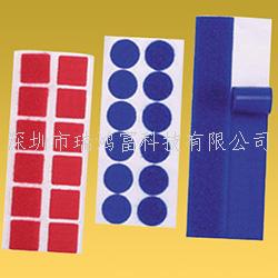 沖型魔術貼 背膠/沖形魔術貼背膠魔術貼可以根據(jù)客人所需貼的產(chǎn)品材料來配制相應的膠水，可以沖壓成為各種規(guī)格和形狀，可用作櫈椅腳的保護墊，也可保護高級音像等家用電的支撐，也可用于雨衣、衣服手袋上面，只需簡易地揭開魔術貼背面的離形油紙，即可粘貼於各類型光滑潔淨的物件上，沖形魔術貼特別適用於紙品、PVC 皮、PP、ABS 上，粘貼後 1 小時即可達到 90% 的粘性，方便快捷，沖形魔術貼用途非常廣。適用于：文具，電腦用品，家庭用品等不易車縫，不易電壓加工之各種產(chǎn)品-專業(yè)生產(chǎn)沖形魔術貼不抓毛沖刺魔術貼,提供不抓毛沖刺魔術貼產(chǎn)品圖片了解,找不抓毛沖刺魔術貼生產(chǎn)廠家深圳市瑞鴻富科技有限公司