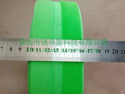  強(qiáng)力勾毛一體魔術(shù)貼 勾毛同體魔術(shù)貼介紹： 一：勾毛同體，勾毛同面魔術(shù)貼AB同體，AB同面是由一邊勾面與一邊毛面組成，一邊勾加一邊毛整齊排列，對(duì)折就可以自行粘合在一起，它一般也可以應(yīng)用在衣服上，醫(yī)療用品上也會(huì)有一些使用。 二：勾毛同體、勾毛同面魔術(shù)貼(鉤毛同體/鉤毛同面粘扣帶) 勾毛同面：采用特殊專(zhuān)業(yè)技術(shù)制造之鉤毛同面粘扣帶一勾面與一毛面組成，一排勾一排毛整齊排列，對(duì)折就可以自行粘合在一起，，達(dá)到縮小產(chǎn)品體積不占空間的目的并維持粘扣的功能性，適用於捆綁帶類(lèi)產(chǎn)品，如電線(xiàn)綁帶，書(shū)籍綁帶，行李帶，及拉鏈片…等，輕巧方便。 鉤毛同體/鉤毛同面粘扣帶：用交互織法將勾和毛有規(guī)律的間隔織在同一面，使勾毛可以自粘，使用方便靈活，勾毛同色，還可節(jié)省儲(chǔ)存空間，表面柔軟而不刮手，能有效減低對(duì)衣服外層的磨損； 勾毛同面魔術(shù)貼：可做索帶，拉煉頭,沙發(fā)、玩具、鞋冒、手袋、工藝品、燈飾、圣誕禮品、醫(yī)療器械、電子（計(jì)算機(jī)）產(chǎn)品、五金塑料產(chǎn)品。 深圳市瑞鴻富科技有限公司長(zhǎng)期與國(guó)際知名品牌指定研發(fā)生產(chǎn)特殊魔術(shù)貼粘扣帶產(chǎn)品供應(yīng)給ZARA,ADIDAS ,BECKMANN,LENOVO、HP MOTOROLA、SAMSUNG、SONY ERICSSON、SIEMENS、LG等相關(guān)業(yè)務(wù)廠(chǎng)商，長(zhǎng)期以來(lái)并一直與其保持良好穩(wěn)定的合作關(guān)系. Powerful hook hair integrated Velcro Hook hair with body Velcro introduction: One: The hook hair is the same body, the hook hair is the same side Velcro AB is the same body, the AB side face is composed of one side hook surface and one side hair surface, and the hook and the other hair are arranged neatly, and the two folds can be glued together by themselves. It is generally OK It is used on clothes and medical supplies. Two: Hook hair with the same body, hook hair with the same side Velcro (hook hair with the same body / hook hair same side Velcro) Hook and hair on the same side: the hook and hair on the same side of the hook and loop fastener tape made by special professional technology is composed of one hook side and one hair side. A row of hooks and a row of hairs are neatly arranged, and can be glued together by folding in half to reduce the product volume. The purpose of not occupying space and maintaining the functionality of the Velcro is suitable for strapping products, such as wire straps, book straps, luggage straps, and zipper pieces... etc., light and convenient. Hook and hair on the same body / hook and hair on the same side hook and loop fastener tape: the hook and hair are woven on the same side at regular intervals by an interactive weaving method, so that the hook hair can be self-adhesive, convenient and flexible to use, the hook hair is the same color, and it can save storage space. The surface is soft and does not scratch your hands, which can eff 