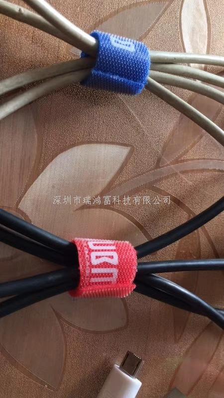 魔術(shù)貼扎帶廠家 產(chǎn)品介紹:背對(duì)背型魔術(shù)貼(粘扣帶)/ 魔術(shù)貼綁線帶特性及用途:采用進(jìn)口膠將魔術(shù)貼毛面與勾面(A+B),進(jìn)行復(fù)合,使毛勾不在同一面上。用在電線電纜、光纖光纜、玩具、電子電器等。也可按客人要求設(shè)計(jì)樣式.或供應(yīng)原材料,自行裁切。還可印刷公司LOGO、網(wǎng)址及廣告促銷(xiāo)信息等。 材質(zhì): 1、粘扣布背對(duì)塑膠勾 2、粘扣布背對(duì)普通勾 3、普通毛背對(duì)普通勾 4、粘扣布背對(duì)蘑菇勾 5、不抓毛背普通勾等; 尺寸:規(guī)格有多種,按客要求生產(chǎn)不同規(guī)格長(zhǎng)度,如有需要,可來(lái)電索樣。顏色:現(xiàn)有顏色為黑、白、紅、黃、藍(lán)、綠等色,特殊顏色量量大可訂做.環(huán)保:本產(chǎn)品依據(jù)《進(jìn)出口染色紡織品和皮革制品中禁用偶氮染料的檢驗(yàn)方法》標(biāo)準(zhǔn)進(jìn)行檢測(cè)。不含偶氮及其它23種有害物質(zhì)。符合歐洲ROHS標(biāo)準(zhǔn)。-專(zhuān)業(yè)生產(chǎn)魔術(shù)貼捆綁帶,提供魔術(shù)貼捆綁帶產(chǎn)品圖片了解,找魔術(shù)貼捆綁帶生產(chǎn)廠家深圳市瑞鴻富科技有限公司 魔術(shù)貼扎帶廠家 產(chǎn)品介紹:背對(duì)背型魔術(shù)貼(粘扣帶)/ 魔術(shù)貼綁線帶特性及用途:采用進(jìn)口膠將魔術(shù)貼毛面與勾面(A+B),進(jìn)行復(fù)合,使毛勾不在同一面上。用在電線電纜、光纖光纜、玩具、電子電器等。也可按客人要求設(shè)計(jì)樣式.或供應(yīng)原材料,自行裁切。還可印刷公司LOGO、網(wǎng)址及廣告促銷(xiāo)信息等。 材質(zhì): 1、粘扣布背對(duì)塑膠勾 2、粘扣布背對(duì)普通勾 3、普通毛背對(duì)普通勾 4、粘扣布背對(duì)蘑菇勾 5、不抓毛背普通勾等; 尺寸:規(guī)格有多種,按客要求生產(chǎn)不同規(guī)格長(zhǎng)度,如有需要,可來(lái)電索樣。顏色:現(xiàn)有顏色為黑、白、紅、黃、藍(lán)、綠等色,特殊顏色量量大可訂做.環(huán)保:本產(chǎn)品依據(jù)《進(jìn)出口染色紡織品和皮革制品中禁用偶氮染料的檢驗(yàn)方法》標(biāo)準(zhǔn)進(jìn)行檢測(cè)。不含偶氮及其它23種有害物質(zhì)。符合歐洲ROHS標(biāo)準(zhǔn)。-專(zhuān)業(yè)生產(chǎn)魔術(shù)貼捆綁帶,提供魔術(shù)貼捆綁帶產(chǎn)品圖片了解,找魔術(shù)貼捆綁帶生產(chǎn)廠家深圳市瑞鴻富科技有限公司