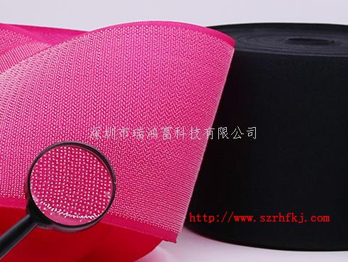 粘扣帶又稱魔術(shù)貼行業(yè)術(shù)語稱子母扣。是箱包服飾上常用的一種連接輔料。它分公母兩面：一面是細(xì)軟的纖維，另一面是帶有勾刺的彈性纖維。公母相扣，在受到一定橫力的情況下，富有彈性的勾被拉直，從絨圈上松掉而打開，然后又恢復(fù)原有的勾型，如此反復(fù)開合可達(dá)一萬次之多。 產(chǎn)品廣泛用于服裝、鞋子、帽子、手套、皮包、沙發(fā)、車船、座墊、航空用品、雨披、窗簾、玩具、睡袋、體育運(yùn)動器材、音響器材、醫(yī)療器械、帳篷、小輪車護(hù)套、各類軍工產(chǎn)品、電子電線、充電器、陳列用具等 瑞鴻富科技公司長期與LENOVO、HP MOTOROLA、SAMSUNG、SONY ERICSSON、SIEMENS、LG等相關(guān)業(yè)務(wù)廠商，長期以來并一直與其保持良好穩(wěn)定的合作關(guān)系. 。