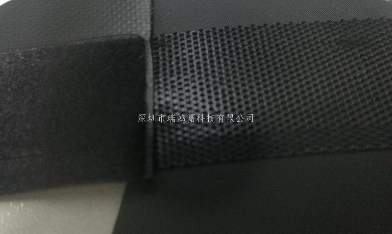 粘扣帶又稱(chēng)魔術(shù)貼行業(yè)術(shù)語(yǔ)稱(chēng)子母扣。是箱包服飾上常用的一種連接輔料。它分公母兩面：一面是細(xì)軟的纖維，另一面是帶有勾刺的彈性纖維。公母相扣，在受到一定橫力的情況下，富有彈性的勾被拉直，從絨圈上松掉而打開(kāi)，然后又恢復(fù)原有的勾型，如此反復(fù)開(kāi)合可達(dá)一萬(wàn)次之多。 產(chǎn)品廣泛用于服裝、鞋子、帽子、手套、皮包、沙發(fā)、車(chē)船、座墊、航空用品、雨披、窗簾、玩具、睡袋、體育運(yùn)動(dòng)器材、音響器材、醫(yī)療器械、帳篷、小輪車(chē)護(hù)套、各類(lèi)軍工產(chǎn)品、電子電線、充電器、陳列用具等 瑞鴻富科技公司長(zhǎng)期與LENOVO、HP MOTOROLA、SAMSUNG、SONY ERICSSON、SIEMENS、LG等相關(guān)業(yè)務(wù)廠商，長(zhǎng)期以來(lái)并一直與其保持良好穩(wěn)定的合作關(guān)系.