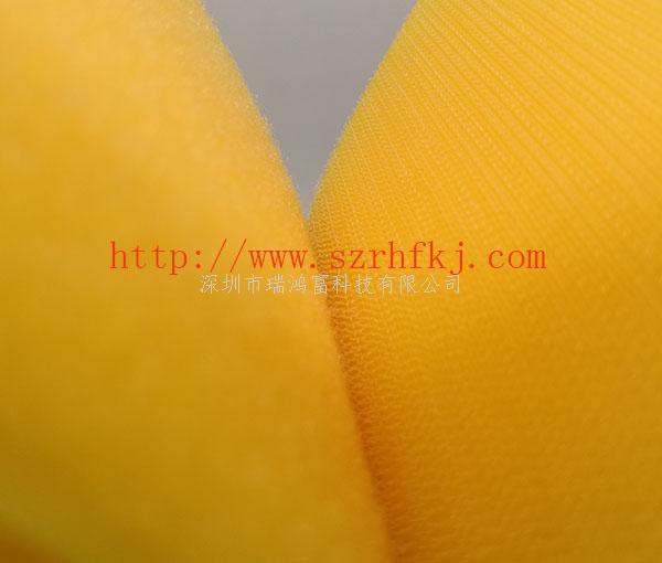 粘扣帶又稱魔術(shù)貼行業(yè)術(shù)語稱子母扣。是箱包服飾上常用的一種連接輔料。它分公母兩面：一面是細(xì)軟的纖維，另一面是帶有勾刺的彈性纖維。公母相扣，在受到一定橫力的情況下，富有彈性的勾被拉直，從絨圈上松掉而打開，然后又恢復(fù)原有的勾型，如此反復(fù)開合可達(dá)一萬次之多。 產(chǎn)品廣泛用于服裝、鞋子、帽子、手套、皮包、沙發(fā)、車船、座墊、航空用品、雨披、窗簾、玩具、睡袋、體育運(yùn)動器材、音響器材、醫(yī)療器械、帳篷、小輪車護(hù)套、各類軍工產(chǎn)品、電子電線、充電器、陳列用具等 瑞鴻富科技公司長期與LENOVO、HP MOTOROLA、SAMSUNG、SONY ERICSSON、SIEMENS、LG等相關(guān)業(yè)務(wù)廠商，長期以來并一直與其保持良好穩(wěn)定的合作關(guān)系. 。