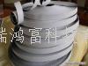 深圳市瑞鴻富科技有限公司耐高溫背膠魔術貼 背膠魔術貼是指在普通魔術貼和特殊魔術貼帶子本身的基礎上，經(jīng)過高溫背膠熱熔機，將膠水熔解在普通魔術貼和特殊魔術貼帶子的背面，再貼上一層油性離型紙，就是成品的背膠魔術貼。 1.背膠魔術貼有分普通的熱熔膠水，其熔化點較低，適合低溫環(huán)境和冬季使用，其粘著力一般，持有力也比較一般； 2.另一種是耐高溫熱熔膠，熔化點較高，適合夏季和一些高溫機械上使用，粘著力比較強，粘著后的持有力也比較強； 3.還有一種為背膠產(chǎn)品，即利用膠裁剪成相應規(guī)格粘附魔術貼產(chǎn)品背面，屬于相對特殊高檔的加工產(chǎn)品！ 深加工分為幾種，最常見的是25米/卷或者50碼/卷直接出貨的，還有是加工切片，按客戶要求切成一定長度的尺寸，再有是沖型，也是按客戶要求進行沖型，也有按照復合工藝的背膠方式，類似大家所常見的背靠背等，還有是有些客戶要不規(guī)則的寬度時就需要用分條，把較寬的材料分條成客戶要求的寬度，有一些還需要分條后再加工切片等等深加工。