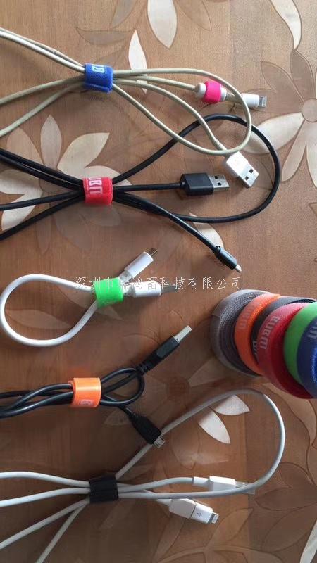 魔術(shù)貼扎帶廠家 產(chǎn)品介紹:背對(duì)背型魔術(shù)貼(粘扣帶)/ 魔術(shù)貼綁線帶特性及用途:采用進(jìn)口膠將魔術(shù)貼毛面與勾面(A+B),進(jìn)行復(fù)合,使毛勾不在同一面上。用在電線電纜、光纖光纜、玩具、電子電器等。也可按客人要求設(shè)計(jì)樣式.或供應(yīng)原材料,自行裁切。還可印刷公司LOGO、網(wǎng)址及廣告促銷(xiāo)信息等。 材質(zhì): 1、粘扣布背對(duì)塑膠勾 2、粘扣布背對(duì)普通勾 3、普通毛背對(duì)普通勾 4、粘扣布背對(duì)蘑菇勾 5、不抓毛背普通勾等; 尺寸:規(guī)格有多種,按客要求生產(chǎn)不同規(guī)格長(zhǎng)度,如有需要,可來(lái)電索樣。顏色:現(xiàn)有顏色為黑、白、紅、黃、藍(lán)、綠等色,特殊顏色量量大可訂做.環(huán)保:本產(chǎn)品依據(jù)《進(jìn)出口染色紡織品和皮革制品中禁用偶氮染料的檢驗(yàn)方法》標(biāo)準(zhǔn)進(jìn)行檢測(cè)。不含偶氮及其它23種有害物質(zhì)。符合歐洲ROHS標(biāo)準(zhǔn)。-專(zhuān)業(yè)生產(chǎn)魔術(shù)貼捆綁帶,提供魔術(shù)貼捆綁帶產(chǎn)品圖片了解,找魔術(shù)貼捆綁帶生產(chǎn)廠家深圳市瑞鴻富科技有限公司 魔術(shù)貼扎帶廠家 產(chǎn)品介紹:背對(duì)背型魔術(shù)貼(粘扣帶)/ 魔術(shù)貼綁線帶特性及用途:采用進(jìn)口膠將魔術(shù)貼毛面與勾面(A+B),進(jìn)行復(fù)合,使毛勾不在同一面上。用在電線電纜、光纖光纜、玩具、電子電器等。也可按客人要求設(shè)計(jì)樣式.或供應(yīng)原材料,自行裁切。還可印刷公司LOGO、網(wǎng)址及廣告促銷(xiāo)信息等。 材質(zhì): 1、粘扣布背對(duì)塑膠勾 2、粘扣布背對(duì)普通勾 3、普通毛背對(duì)普通勾 4、粘扣布背對(duì)蘑菇勾 5、不抓毛背普通勾等; 尺寸:規(guī)格有多種,按客要求生產(chǎn)不同規(guī)格長(zhǎng)度,如有需要,可來(lái)電索樣。顏色:現(xiàn)有顏色為黑、白、紅、黃、藍(lán)、綠等色,特殊顏色量量大可訂做.環(huán)保:本產(chǎn)品依據(jù)《進(jìn)出口染色紡織品和皮革制品中禁用偶氮染料的檢驗(yàn)方法》標(biāo)準(zhǔn)進(jìn)行檢測(cè)。不含偶氮及其它23種有害物質(zhì)。符合歐洲ROHS標(biāo)準(zhǔn)。-專(zhuān)業(yè)生產(chǎn)魔術(shù)貼捆綁帶,提供魔術(shù)貼捆綁帶產(chǎn)品圖片了解,找魔術(shù)貼捆綁帶生產(chǎn)廠家深圳市瑞鴻富科技有限公司