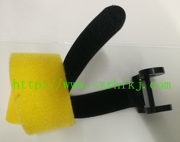 深圳市瑞鴻富科技有限公司魔術(shù)貼扎帶廠家 產(chǎn)品介紹：背對背型魔術(shù)貼（粘扣帶）/ 魔術(shù)貼綁線帶特性及用途：采用進口膠將魔術(shù)貼毛面與勾面（A+B），進行復(fù)合，使毛勾不在同一面上。用在電線電纜、光纖光纜、玩具、電子電器等。也可按客人要求設(shè)計樣式.或供應(yīng)原材料，自行裁切。還可印刷公司LOGO、網(wǎng)址及廣告促銷信息等。 材質(zhì)： 1、粘扣布背對塑膠勾 2、粘扣布背對普通勾 3、普通毛背對普通勾 4、粘扣布背對蘑菇勾 5、不抓毛背普通勾等； 尺寸：規(guī)格有多種，按客要求生產(chǎn)不同規(guī)格長度，如有需要，可來電索樣。顏色：現(xiàn)有顏色為黑、白、紅、黃、藍、綠等色，特殊顏色量量大可訂做.環(huán)保：本產(chǎn)品依據(jù)《進出口染色紡織品和皮革制品中禁用偶氮染料的檢驗方法》標準進行檢測。不含偶氮及其它23種有害物質(zhì)。符合歐洲ROHS標準。-專業(yè)生產(chǎn)魔術(shù)貼捆綁帶,提供魔術(shù)貼捆綁帶產(chǎn)品圖片了解,魔術(shù)貼捆綁帶生產(chǎn)廠家
