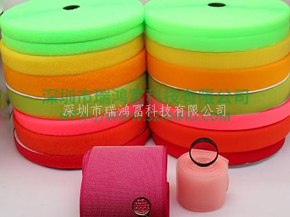 粘扣帶又稱魔術貼行業(yè)術語稱子母扣。是箱包服飾上常用的一種連接輔料。它分公母兩面：一面是細軟的纖維，另一面是帶有勾刺的彈性纖維。公母相扣，在受到一定橫力的情況下，富有彈性的勾被拉直，從絨圈上松掉而打開，然后又恢復原有的勾型，如此反復開合可達一萬次之多。 產(chǎn)品廣泛用于服裝、鞋子、帽子、手套、皮包、沙發(fā)、車船、座墊、航空用品、雨披、窗簾、玩具、睡袋、體育運動器材、音響器材、醫(yī)療器械、帳篷、小輪車護套、各類軍工產(chǎn)品、電子電線、充電器、陳列用具等 瑞鴻富科技公司長期與LENOVO、HP MOTOROLA、SAMSUNG、SONY ERICSSON、SIEMENS、LG等相關業(yè)務廠商，長期以來并一直與其保持良好穩(wěn)定的合作關系. 。 深圳市瑞鴻富科技有限公司是集于生產(chǎn)研發(fā)尼龍粘扣帶魔術貼，射出勾魔術貼，蘑菇頭魔術貼，細軟勾魔術貼，勾毛同體魔術貼，不抓毛魔術貼，發(fā)卷帶魔術貼，高周波電壓魔術貼，阻燃型防火魔術貼，背靠背粘扣魔術貼捆綁扎帶，背膠沖型魔術貼，松緊彈力魔術貼,, 3M魔術貼，魔術布/ OK布，注塑袖口魔術貼，3D VR眼鏡頭帶，運動器材魔術貼，醫(yī)用魔術貼，數(shù)據(jù)線收納皮扣，研磨片魔術貼，特殊魔術貼等產(chǎn)品為粘扣捆綁扎帶提供好的解決方案定制加工的大型廠家之一