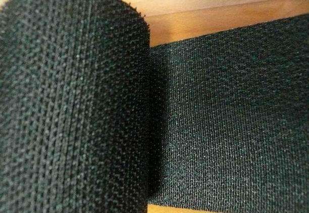 粘扣帶又稱魔術貼行業(yè)術語稱子母扣。是箱包服飾上常用的一種連接輔料。它分公母兩面：一面是細軟的纖維，另一面是帶有勾刺的彈性纖維。公母相扣，在受到一定橫力的情況下，富有彈性的勾被拉直，從絨圈上松掉而打開，然后又恢復原有的勾型，如此反復開合可達一萬次之多。 產(chǎn)品廣泛用于服裝、鞋子、帽子、手套、皮包、沙發(fā)、車船、座墊、航空用品、雨披、窗簾、玩具、睡袋、體育運動器材、音響器材、醫(yī)療器械、帳篷、小輪車護套、各類軍工產(chǎn)品、電子電線、充電器、陳列用具等 瑞鴻富科技公司長期與LENOVO、HP MOTOROLA、SAMSUNG、SONY ERICSSON、SIEMENS、LG等相關業(yè)務廠商，長期以來并一直與其保持良好穩(wěn)定的合作關系. 。