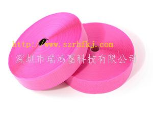 粘扣帶又稱魔術貼行業(yè)術語稱子母扣。是箱包服飾上常用的一種連接輔料。它分公母兩面：一面是細軟的纖維，另一面是帶有勾刺的彈性纖維。公母相扣，在受到一定橫力的情況下，富有彈性的勾被拉直，從絨圈上松掉而打開，然后又恢復原有的勾型，如此反復開合可達一萬次之多。 產(chǎn)品廣泛用于服裝、鞋子、帽子、手套、皮包、沙發(fā)、車船、座墊、航空用品、雨披、窗簾、玩具、睡袋、體育運動器材、音響器材、醫(yī)療器械、帳篷、小輪車護套、各類軍工產(chǎn)品、電子電線、充電器、陳列用具等 瑞鴻富科技公司長期與LENOVO、HP MOTOROLA、SAMSUNG、SONY ERICSSON、SIEMENS、LG等相關業(yè)務廠商，長期以來并一直與其保持良好穩(wěn)定的合作關系. 。 深圳市瑞鴻富科技有限公司是集于生產(chǎn)研發(fā)尼龍粘扣帶魔術貼，射出勾魔術貼，蘑菇頭魔術貼，細軟勾魔術貼，勾毛同體魔術貼，不抓毛魔術貼，發(fā)卷帶魔術貼，高周波電壓魔術貼，阻燃型防火魔術貼，背靠背粘扣魔術貼捆綁扎帶，背膠沖型魔術貼，松緊彈力魔術貼,, 3M魔術貼，魔術布/ OK布，注塑袖口魔術貼，3D VR眼鏡頭帶，運動器材魔術貼，醫(yī)用魔術貼，數(shù)據(jù)線收納皮扣，研磨片魔術貼，特殊魔術貼等產(chǎn)品為粘扣捆綁扎帶提供好的解決方案定制加工的大型廠家之一