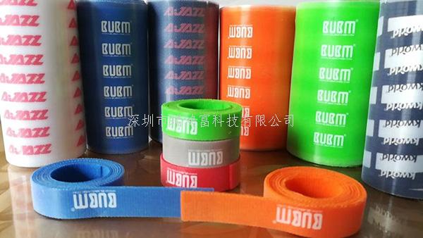 魔術(shù)貼扎帶廠家 產(chǎn)品介紹:背對(duì)背型魔術(shù)貼(粘扣帶)/ 魔術(shù)貼綁線帶特性及用途:采用進(jìn)口膠將魔術(shù)貼毛面與勾面(A+B),進(jìn)行復(fù)合,使毛勾不在同一面上。用在電線電纜、光纖光纜、玩具、電子電器等。也可按客人要求設(shè)計(jì)樣式.或供應(yīng)原材料,自行裁切。還可印刷公司LOGO、網(wǎng)址及廣告促銷(xiāo)信息等。 材質(zhì): 1、粘扣布背對(duì)塑膠勾 2、粘扣布背對(duì)普通勾 3、普通毛背對(duì)普通勾 4、粘扣布背對(duì)蘑菇勾 5、不抓毛背普通勾等; 尺寸:規(guī)格有多種,按客要求生產(chǎn)不同規(guī)格長(zhǎng)度,如有需要,可來(lái)電索樣。顏色:現(xiàn)有顏色為黑、白、紅、黃、藍(lán)、綠等色,特殊顏色量量大可訂做.環(huán)保:本產(chǎn)品依據(jù)《進(jìn)出口染色紡織品和皮革制品中禁用偶氮染料的檢驗(yàn)方法》標(biāo)準(zhǔn)進(jìn)行檢測(cè)。不含偶氮及其它23種有害物質(zhì)。符合歐洲ROHS標(biāo)準(zhǔn)。-專(zhuān)業(yè)生產(chǎn)魔術(shù)貼捆綁帶,提供魔術(shù)貼捆綁帶產(chǎn)品圖片了解,找魔術(shù)貼捆綁帶生產(chǎn)廠家深圳市瑞鴻富科技有限公司 魔術(shù)貼扎帶廠家 產(chǎn)品介紹:背對(duì)背型魔術(shù)貼(粘扣帶)/ 魔術(shù)貼綁線帶特性及用途:采用進(jìn)口膠將魔術(shù)貼毛面與勾面(A+B),進(jìn)行復(fù)合,使毛勾不在同一面上。用在電線電纜、光纖光纜、玩具、電子電器等。也可按客人要求設(shè)計(jì)樣式.或供應(yīng)原材料,自行裁切。還可印刷公司LOGO、網(wǎng)址及廣告促銷(xiāo)信息等。 材質(zhì): 1、粘扣布背對(duì)塑膠勾 2、粘扣布背對(duì)普通勾 3、普通毛背對(duì)普通勾 4、粘扣布背對(duì)蘑菇勾 5、不抓毛背普通勾等; 尺寸:規(guī)格有多種,按客要求生產(chǎn)不同規(guī)格長(zhǎng)度,如有需要,可來(lái)電索樣。顏色:現(xiàn)有顏色為黑、白、紅、黃、藍(lán)、綠等色,特殊顏色量量大可訂做.環(huán)保:本產(chǎn)品依據(jù)《進(jìn)出口染色紡織品和皮革制品中禁用偶氮染料的檢驗(yàn)方法》標(biāo)準(zhǔn)進(jìn)行檢測(cè)。不含偶氮及其它23種有害物質(zhì)。符合歐洲ROHS標(biāo)準(zhǔn)。-專(zhuān)業(yè)生產(chǎn)魔術(shù)貼捆綁帶,提供魔術(shù)貼捆綁帶產(chǎn)品圖片了解,找魔術(shù)貼捆綁帶生產(chǎn)廠家深圳市瑞鴻富科技有限公司