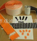 沖型魔術(shù)貼 背膠/沖形魔術(shù)貼背膠魔術(shù)貼可以根據(jù)客人所需貼的產(chǎn)品材料來配制相應(yīng)的膠水，可以沖壓成為各種規(guī)格和形狀，可用作櫈椅腳的保護墊，也可保護高級音像等家用電的支撐，也可用于雨衣、衣服手袋上面，只需簡易地揭開魔術(shù)貼背面的離形油紙，即可粘貼於各類型光滑潔淨的物件上，沖形魔術(shù)貼特別適用於紙品、PVC 皮、PP、ABS 上，粘貼後 1 小時即可達到 90% 的粘性，方便快捷，沖形魔術(shù)貼用途非常廣。適用于：文具，電腦用品，家庭用品等不易車縫，不易電壓加工之各種產(chǎn)品-專業(yè)生產(chǎn)沖形魔術(shù)貼不抓毛沖刺魔術(shù)貼,提供不抓毛沖刺魔術(shù)貼產(chǎn)品圖片了解,找不抓毛沖刺魔術(shù)貼生產(chǎn)廠家深圳市瑞鴻富科技有限公司