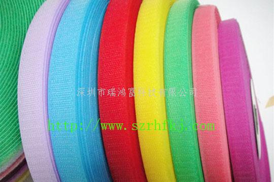 粘扣帶又稱魔術貼行業(yè)術語稱子母扣。是箱包服飾上常用的一種連接輔料。它分公母兩面：一面是細軟的纖維，另一面是帶有勾刺的彈性纖維。公母相扣，在受到一定橫力的情況下，富有彈性的勾被拉直，從絨圈上松掉而打開，然后又恢復原有的勾型，如此反復開合可達一萬次之多。 產(chǎn)品廣泛用于服裝、鞋子、帽子、手套、皮包、沙發(fā)、車船、座墊、航空用品、雨披、窗簾、玩具、睡袋、體育運動器材、音響器材、醫(yī)療器械、帳篷、小輪車護套、各類軍工產(chǎn)品、電子電線、充電器、陳列用具等 瑞鴻富科技公司長期與LENOVO、HP MOTOROLA、SAMSUNG、SONY ERICSSON、SIEMENS、LG等相關業(yè)務廠商，長期以來并一直與其保持良好穩(wěn)定的合作關系. 。 深圳市瑞鴻富科技有限公司是集于生產(chǎn)研發(fā)尼龍粘扣帶魔術貼，射出勾魔術貼，蘑菇頭魔術貼，細軟勾魔術貼，勾毛同體魔術貼，不抓毛魔術貼，發(fā)卷帶魔術貼，高周波電壓魔術貼，阻燃型防火魔術貼，背靠背粘扣魔術貼捆綁扎帶，背膠沖型魔術貼，松緊彈力魔術貼,, 3M魔術貼，魔術布/ OK布，注塑袖口魔術貼，3D VR眼鏡頭帶，運動器材魔術貼，醫(yī)用魔術貼，數(shù)據(jù)線收納皮扣，研磨片魔術貼，特殊魔術貼等產(chǎn)品為粘扣捆綁扎帶提供好的解決方案定制加工的大型廠家之一