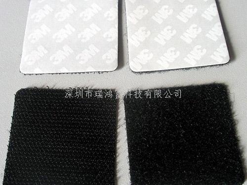 沖型魔術貼 背膠/沖形魔術貼背膠魔術貼可以根據(jù)客人所需貼的產(chǎn)品材料來配制相應的膠水，可以沖壓成為各種規(guī)格和形狀，可用作櫈椅腳的保護墊，也可保護高級音像等家用電的支撐，也可用于雨衣、衣服手袋上面，只需簡易地揭開魔術貼背面的離形油紙，即可粘貼於各類型光滑潔淨的物件上，沖形魔術貼特別適用於紙品、PVC 皮、PP、ABS 上，粘貼後 1 小時即可達到 90% 的粘性，方便快捷，沖形魔術貼用途非常廣。適用于：文具，電腦用品，家庭用品等不易車縫，不易電壓加工之各種產(chǎn)品-專業(yè)生產(chǎn)沖形魔術貼不抓毛沖刺魔術貼,提供不抓毛沖刺魔術貼產(chǎn)品圖片了解,找不抓毛沖刺魔術貼生產(chǎn)廠家深圳市瑞鴻富科技有限公司