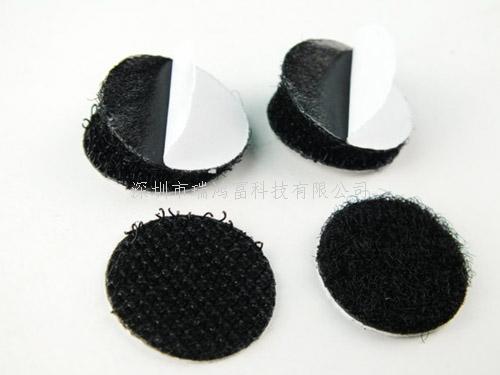 沖型魔術(shù)貼 背膠/沖形魔術(shù)貼背膠魔術(shù)貼可以根據(jù)客人所需貼的產(chǎn)品材料來配制相應(yīng)的膠水，可以沖壓成為各種規(guī)格和形狀，可用作櫈椅腳的保護墊，也可保護高級音像等家用電的支撐，也可用于雨衣、衣服手袋上面，只需簡易地揭開魔術(shù)貼背面的離形油紙，即可粘貼於各類型光滑潔淨(jìng)的物件上，沖形魔術(shù)貼特別適用於紙品、PVC 皮、PP、ABS 上，粘貼後 1 小時即可達到 90% 的粘性，方便快捷，沖形魔術(shù)貼用途非常廣。適用于：文具，電腦用品，家庭用品等不易車縫，不易電壓加工之各種產(chǎn)品-專業(yè)生產(chǎn)沖形魔術(shù)貼不抓毛沖刺魔術(shù)貼,提供不抓毛沖刺魔術(shù)貼產(chǎn)品圖片了解,找不抓毛沖刺魔術(shù)貼生產(chǎn)廠家深圳市瑞鴻富科技有限公司
