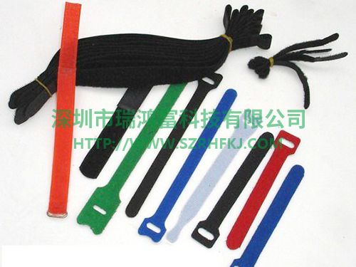 深圳市瑞鴻富科技有限公司魔術(shù)貼扎帶廠家 產(chǎn)品介紹:背對背型魔術(shù)貼(粘扣帶)/ 魔術(shù)貼綁線帶特性及用途:采用進口膠將魔術(shù)貼毛面與勾面(A+B),進行復(fù)合,使毛勾不在同一面上。用在電線電纜、光纖光纜、玩具、電子電器等。也可按客人要求設(shè)計樣式.或供應(yīng)原材料,自行裁切。還可印刷公司LOGO、網(wǎng)址及廣告促銷信息等。 材質(zhì): 1、粘扣布背對塑膠勾 2、粘扣布背對普通勾 3、普通毛背對普通勾 4、粘扣布背對蘑菇勾 5、不抓毛背普通勾等; 尺寸:規(guī)格有多種,按客要求生產(chǎn)不同規(guī)格長度,如有需要,可來電索樣。顏色:現(xiàn)有顏色為黑、白、紅、黃、藍、綠等色,特殊顏色量量大可訂做.環(huán)保:本產(chǎn)品依據(jù)《進出口染色紡織品和皮革制品中禁用偶氮染料的檢驗方法》標(biāo)準進行檢測。不含偶氮及其它23種有害物質(zhì)。符合歐洲ROHS標(biāo)準。-專業(yè)生產(chǎn)魔術(shù)貼捆綁帶,提供魔術(shù)貼捆綁帶產(chǎn)品圖片了解,魔術(shù)貼捆綁帶生產(chǎn)廠家 深圳市瑞鴻富科技有限公司魔術(shù)貼扎帶廠家 產(chǎn)品介紹:背對背型魔術(shù)貼(粘扣帶)/ 魔術(shù)貼綁線帶特性及用途:采用進口膠將魔術(shù)貼毛面與勾面(A+B),進行復(fù)合,使毛勾不在同一面上。用在電線電纜、光纖光纜、玩具、電子電器等。也可按客人要求設(shè)計樣式.或供應(yīng)原材料,自行裁切。還可印刷公司LOGO、網(wǎng)址及廣告促銷信息等。 材質(zhì): 1、粘扣布背對塑膠勾 2、粘扣布背對普通勾 3、普通毛背對普通勾 4、粘扣布背對蘑菇勾 5、不抓毛背普通勾等; 尺寸:規(guī)格有多種,按客要求生產(chǎn)不同規(guī)格長度,如有需要,可來電索樣。顏色:現(xiàn)有顏色為黑、白、紅、黃、藍、綠等色,特殊顏色量量大可訂做.環(huán)保:本產(chǎn)品依據(jù)《進出口染色紡織品和皮革制品中禁用偶氮染料的檢驗方法》標(biāo)準進行檢測。不含偶氮及其它23種有害物質(zhì)。符合歐洲ROHS標(biāo)準。-專業(yè)生產(chǎn)魔術(shù)貼捆綁帶,提供魔術(shù)貼捆綁帶產(chǎn)品圖片了解,魔術(shù)貼捆綁帶生產(chǎn)廠家