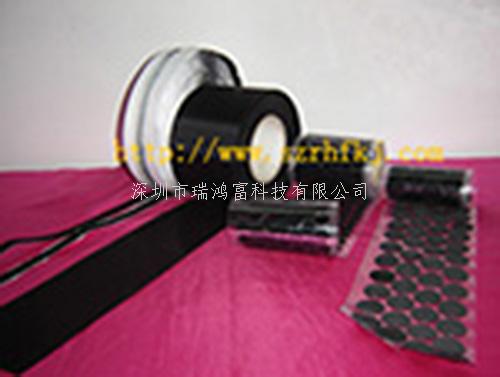 沖型魔術(shù)貼 背膠/沖形魔術(shù)貼背膠魔術(shù)貼可以根據(jù)客人所需貼的產(chǎn)品材料來配制相應(yīng)的膠水，可以沖壓成為各種規(guī)格和形狀，可用作櫈椅腳的保護墊，也可保護高級音像等家用電的支撐，也可用于雨衣、衣服手袋上面，只需簡易地揭開魔術(shù)貼背面的離形油紙，即可粘貼於各類型光滑潔淨(jìng)的物件上，沖形魔術(shù)貼特別適用於紙品、PVC 皮、PP、ABS 上，粘貼後 1 小時即可達到 90% 的粘性，方便快捷，沖形魔術(shù)貼用途非常廣。適用于：文具，電腦用品，家庭用品等不易車縫，不易電壓加工之各種產(chǎn)品-專業(yè)生產(chǎn)沖形魔術(shù)貼不抓毛沖刺魔術(shù)貼,提供不抓毛沖刺魔術(shù)貼產(chǎn)品圖片了解,找不抓毛沖刺魔術(shù)貼生產(chǎn)廠家深圳市瑞鴻富科技有限公司