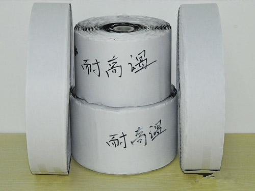 粘扣帶又稱魔術(shù)貼行業(yè)術(shù)語稱子母扣。是箱包服飾上常用的一種連接輔料。它分公母兩面：一面是細(xì)軟的纖維，另一面是帶有勾刺的彈性纖維。公母相扣，在受到一定橫力的情況下，富有彈性的勾被拉直，從絨圈上松掉而打開，然后又恢復(fù)原有的勾型，如此反復(fù)開合可達(dá)一萬次之多。 產(chǎn)品廣泛用于服裝、鞋子、帽子、手套、皮包、沙發(fā)、車船、座墊、航空用品、雨披、窗簾、玩具、睡袋、體育運(yùn)動(dòng)器材、音響器材、醫(yī)療器械、帳篷、小輪車護(hù)套、各類軍工產(chǎn)品、電子電線、充電器、陳列用具等 瑞鴻富科技公司長期與LENOVO、HP MOTOROLA、SAMSUNG、SONY ERICSSON、SIEMENS、LG等相關(guān)業(yè)務(wù)廠商，長期以來并一直與其保持良好穩(wěn)定的合作關(guān)系. 。